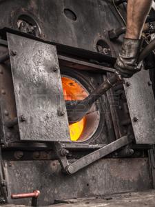 78289930-caricamento-della-caldaia-di-un-vecchio-treno-a-vapore